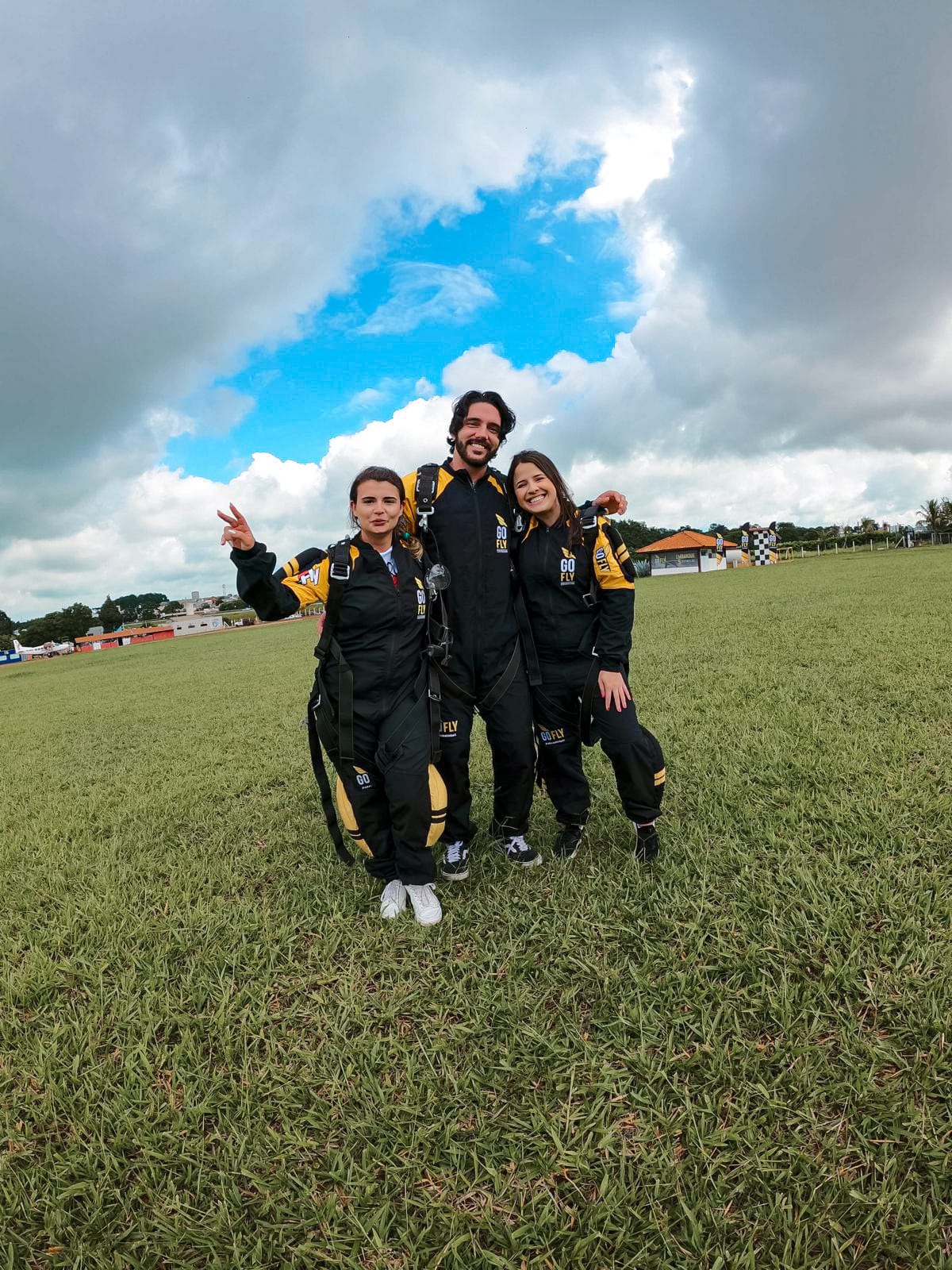 Aline e Tiago sorrindo juntos